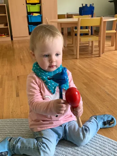 Kind beim Musizieren