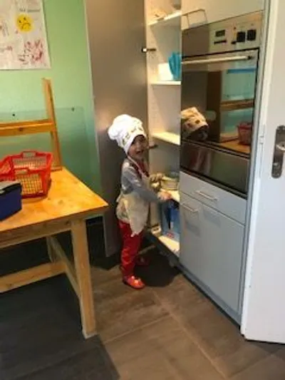 Kind kocht in der Küche